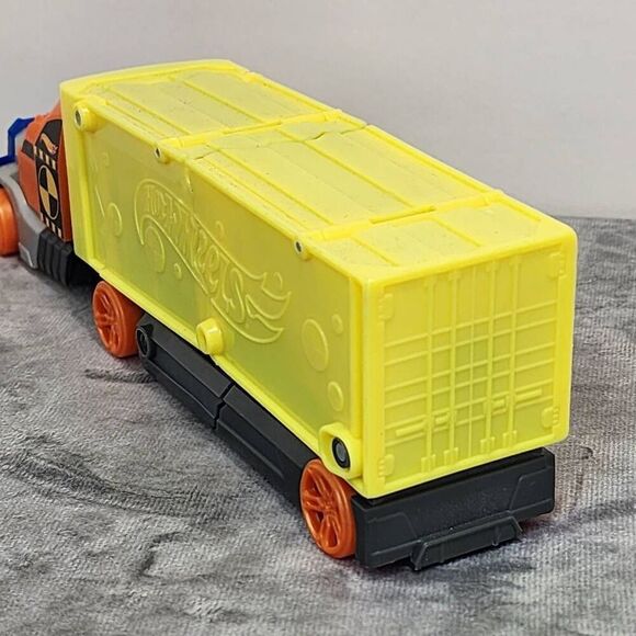 Hot Wheels Crashin' Rig Yellow 2011 Mattel W4657 - Picture 8 of 8